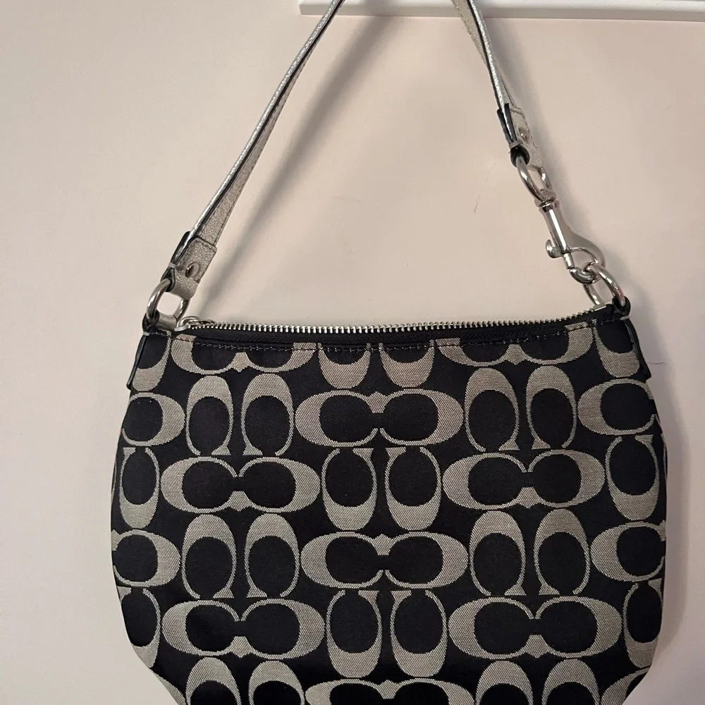 COACH Black and Gray Shoulder Bag with Signature Monogram Poppy collection - Picture 3 of 4